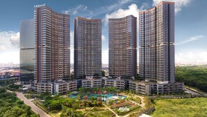 Um edifício residencial alto com várias varandas, uma piscina no terraço e áreas verdes ao redor.