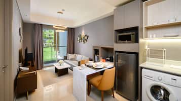 Fridge, microwave, stovetop, dishwasher