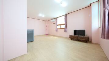 Room (301) | Free WiFi