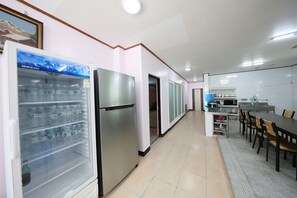 Lemari es kecil dan microwave (berdasarkan permintaan)