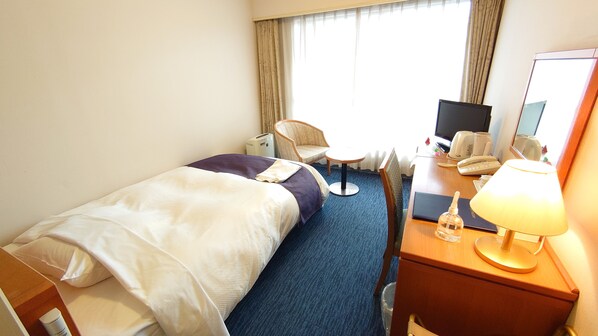 A hotel room with a bed, a desk with a lamp, a chair, a small table, and a television. - Kokura Recent Hotel (Kitakyushu)