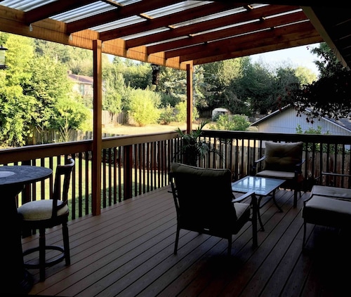 Extended Stay • Relocation - Insurance • Walk to Cafés Food Carts • WiFi • Pets