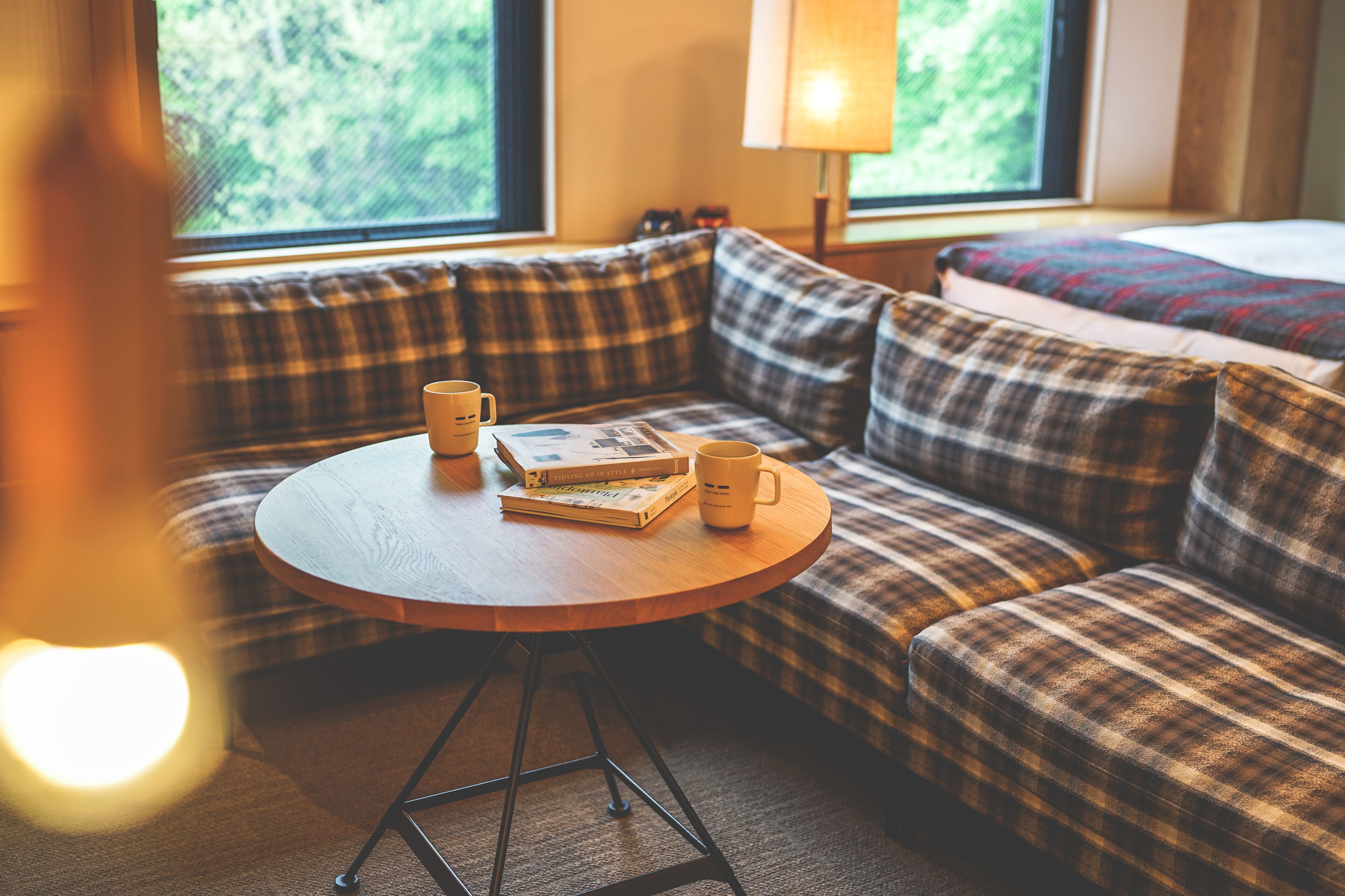 deluxe twin room, non smoking | living area | flat-screen tv