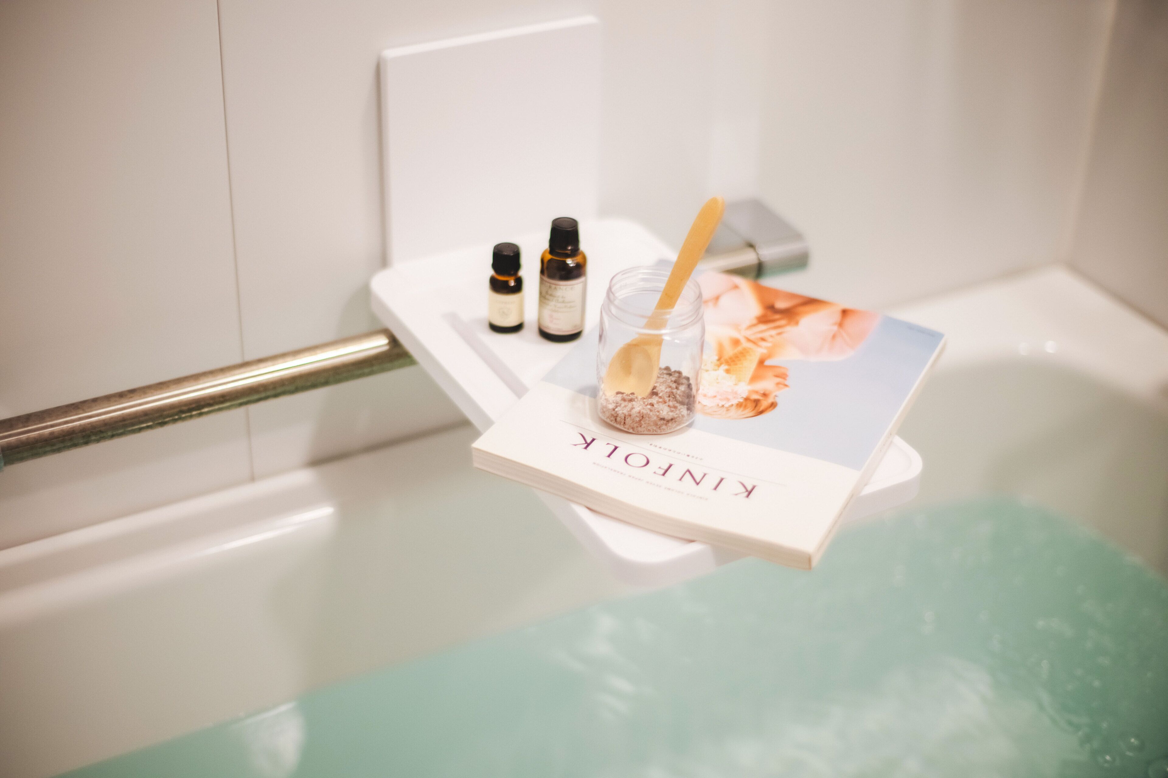 combined shower/bathtub, free toiletries, slippers, bidet