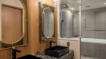 Ensemble douche/baignoire, articles de toilette gratuits, chaussons