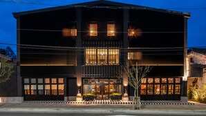 Un edificio moderno de dos pisos con ventanas grandes y techo plano.