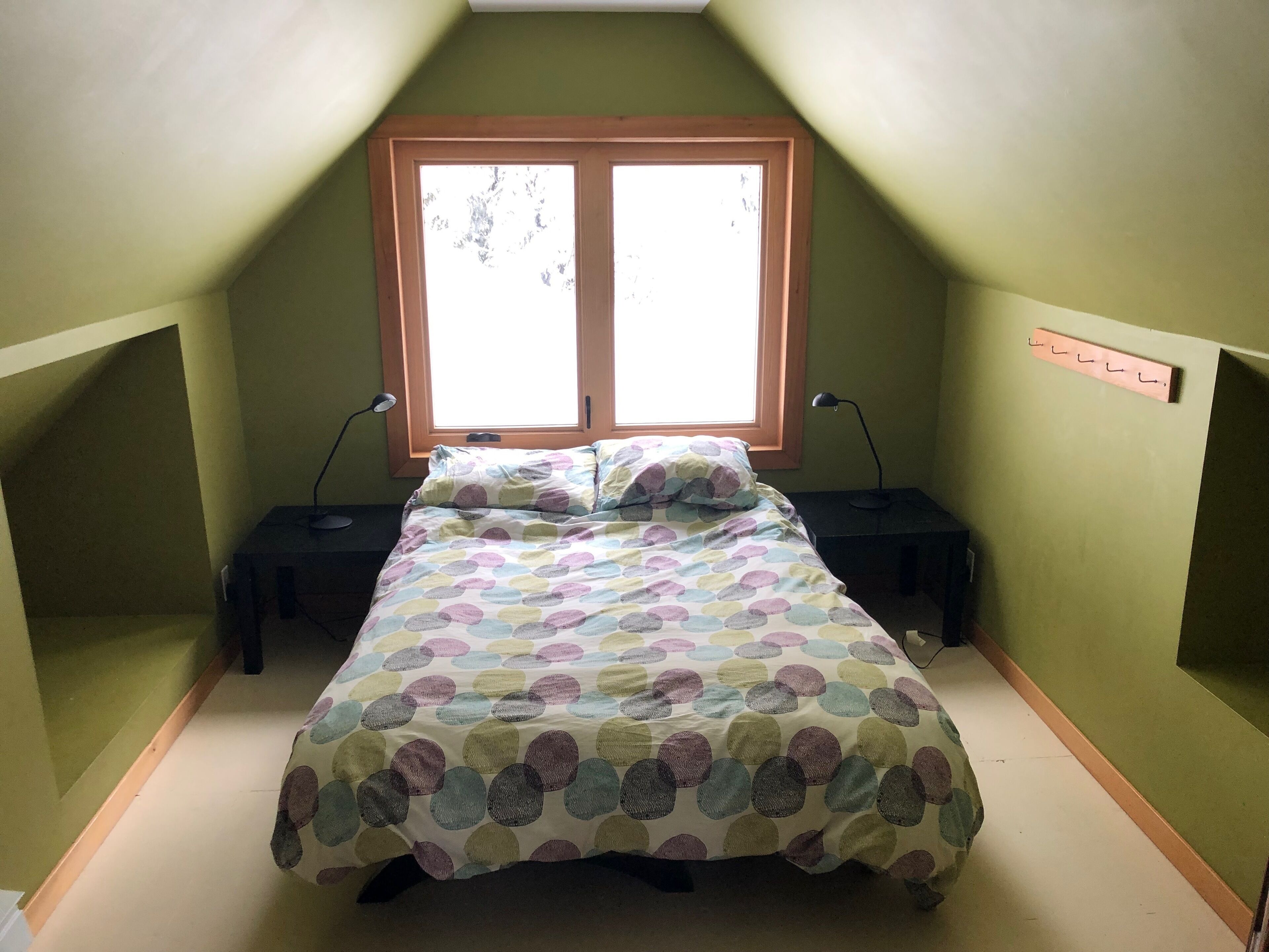 3 bedrooms, desk, bed sheets