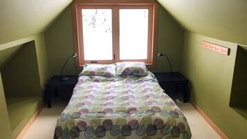 3 bedrooms, desk, bed sheets