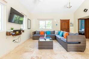 Smart TV - 2 Bed 2 Bath Villa with Jacuzzi, High Speed Wi-Fi (Sosúa)