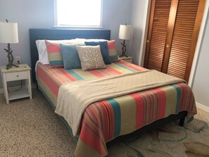 3 bedrooms, iron/ironing board, WiFi, bed sheets - The Oasis-Private Heated Pool, Hot Tub, Outdoor living space-5mi to beach (Sarasota)