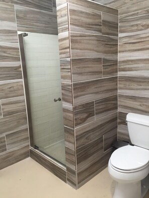 Combined shower/tub, hair dryer, towels, soap - The Oasis-Private Heated Pool, Hot Tub, Outdoor living space-5mi to beach (Sarasota)