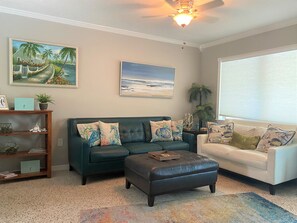 TV, Netflix, streaming services - The Oasis-Private Heated Pool, Hot Tub, Outdoor living space-5mi to beach (Sarasota)