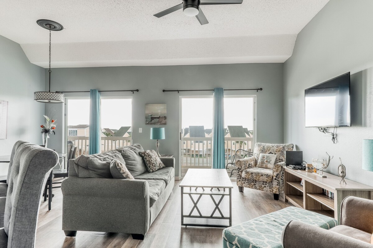 Gorgeous dog-friendly home with shared pool/hot tub and beach access