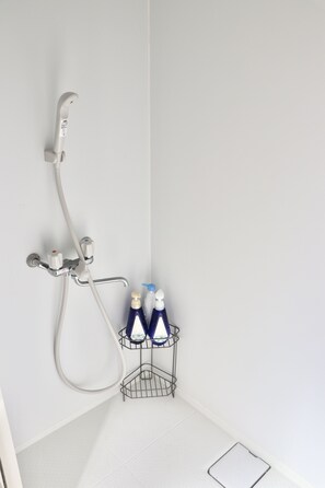 Appartement, 3 chambres | Commodités de la salle de bain | Douche, articles de toilette (gratuits), séchoir à cheveux, pantoufles
