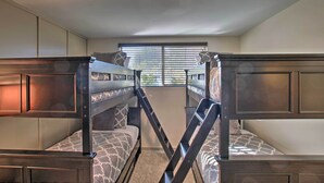 A room with two bunk beds, a window with blinds, and a ceiling light. - Poolside Relaxation: Upscale Gem 3 Mi to Old Town! (Scottsdale)