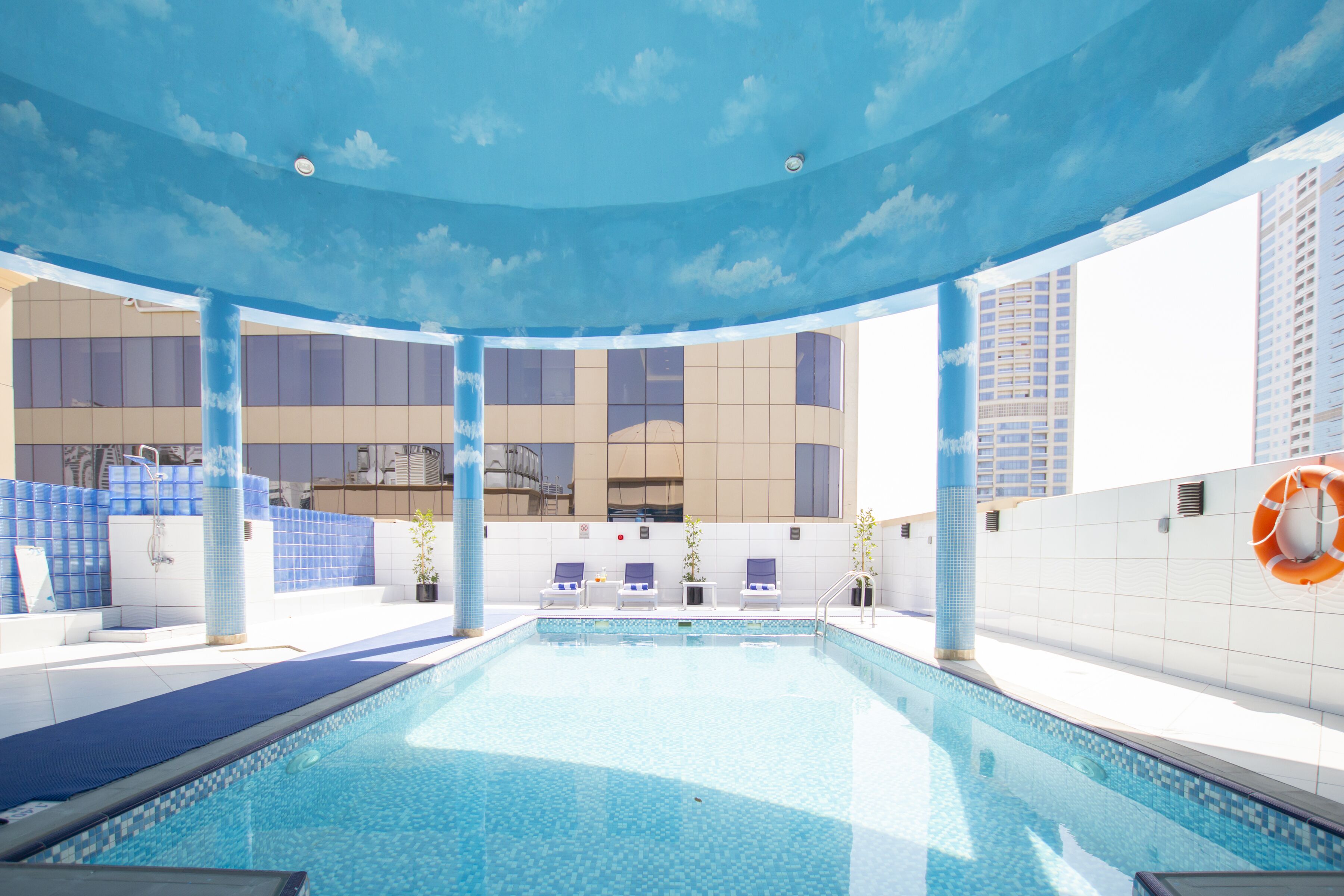 Utendørsbasseng og solsenger