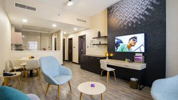 Executive Suite King | Minibar, desk, blackout drapes, free WiFi