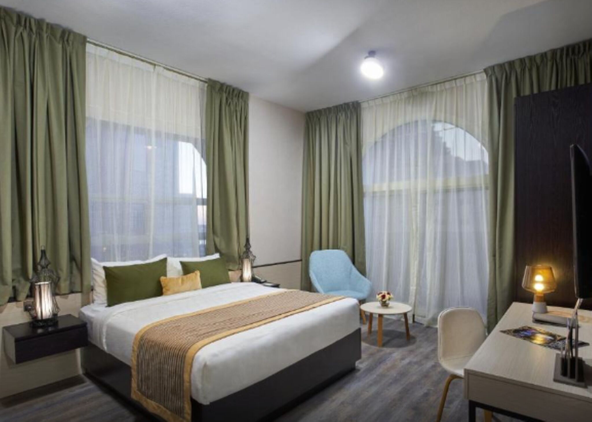 Minibar, desk, blackout drapes, WiFi (free)