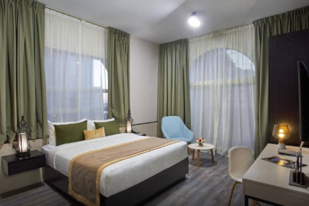 Minibar, bureau, rideaux d’obscurcissement, accès au Wi-Fi (inclus)
