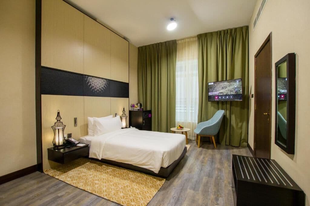 Minibar, desk, blackout drapes, WiFi (free)