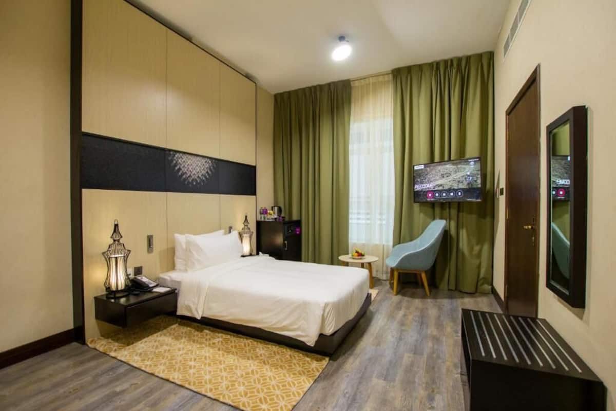 Minibar, desk, blackout drapes, WiFi (free)