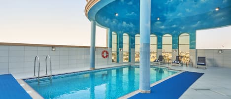 Piscine extérieure, chaises longues