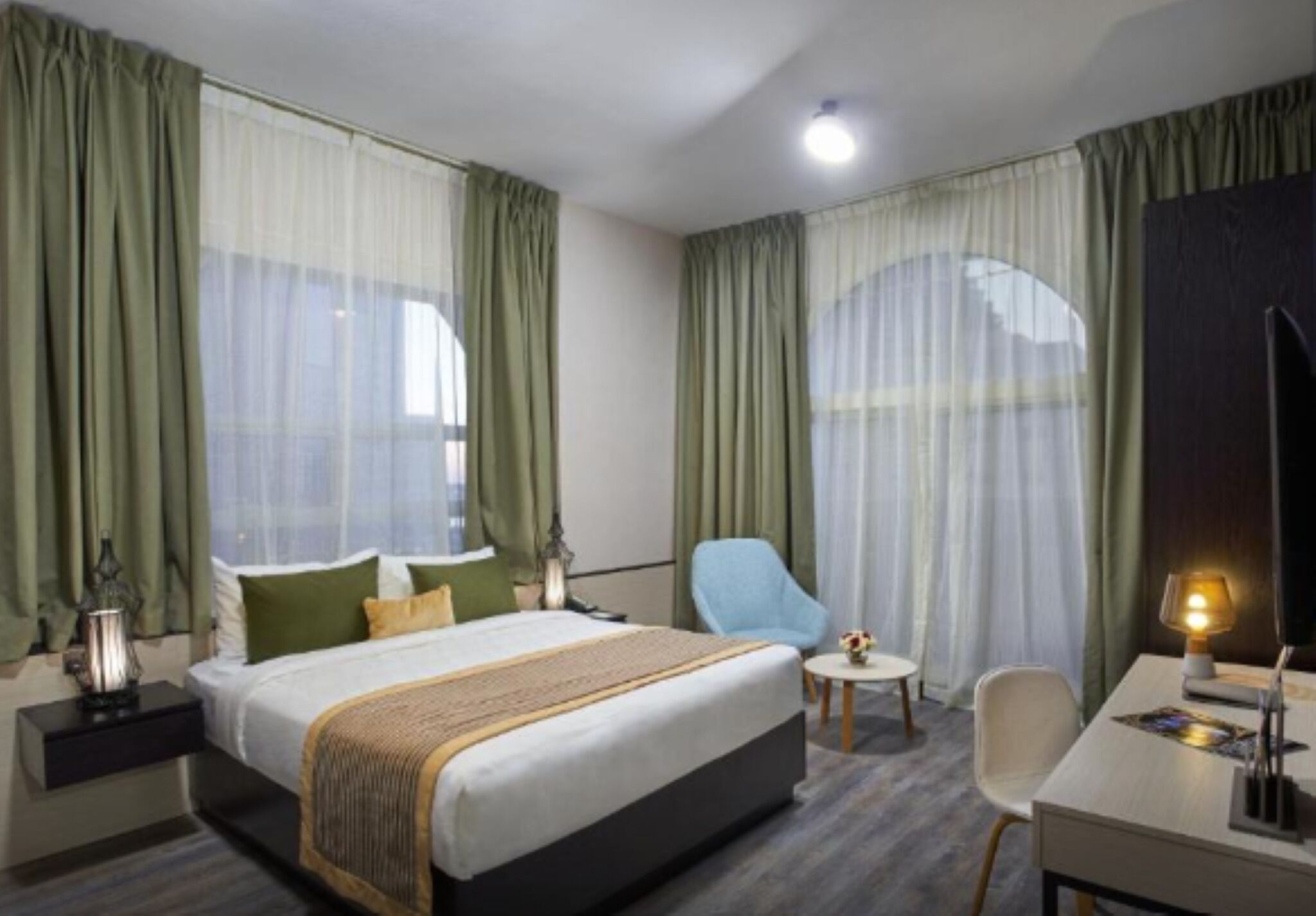 Minibar, desk, blackout drapes, WiFi (free)