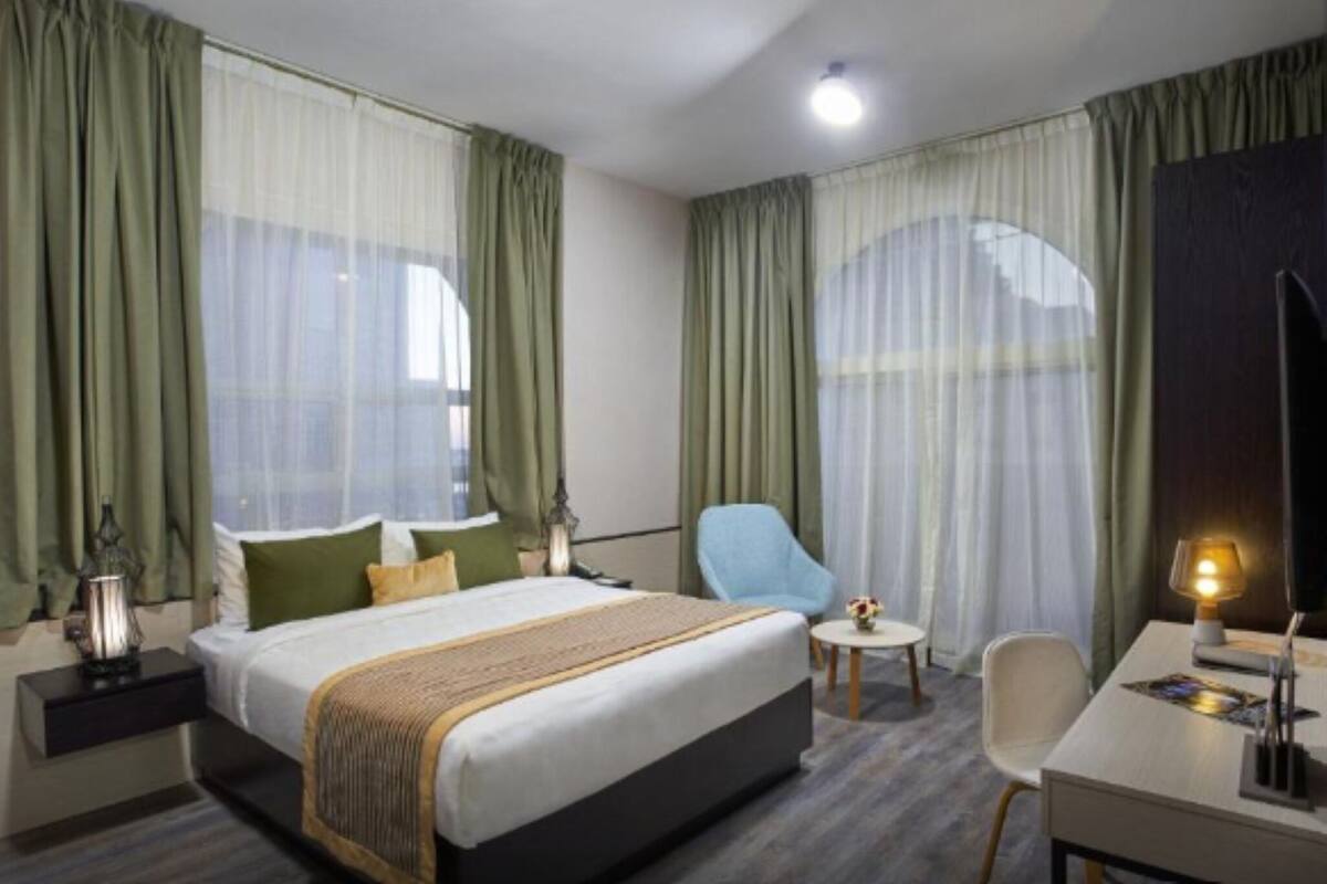 Minibar, bureau, rideaux d’obscurcissement, accès au Wi-Fi (inclus)