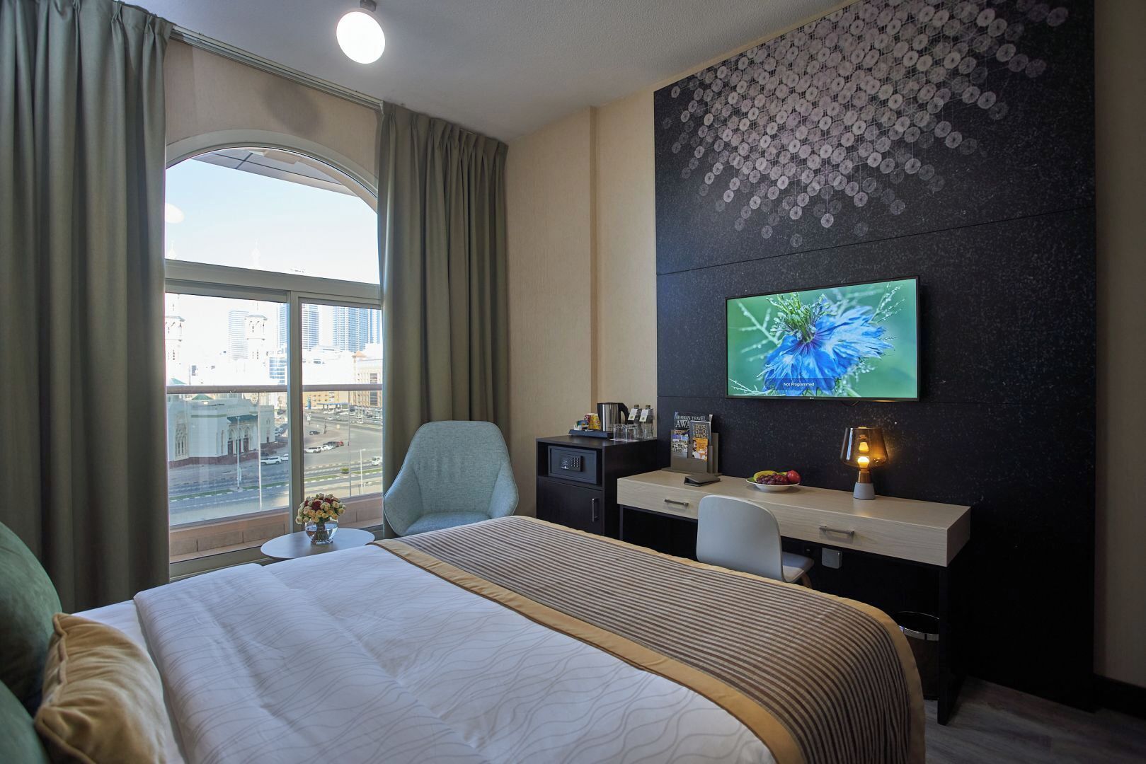 Minibar, desk, blackout drapes, WiFi (free)