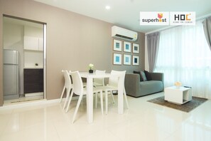 Luxury Condo, Garden View | In-room dining