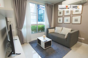 Condo Cao cấp, quang cảnh hồ bơi | Khu phòng khách | TV LED 55-inch có truyền hình cáp, TV 