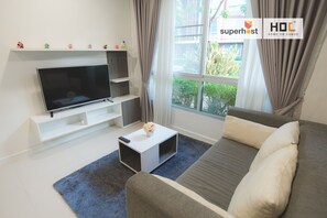 Condo Cao cấp, quang cảnh hồ bơi | Khu phòng khách | TV LED 55-inch có truyền hình cáp, TV 