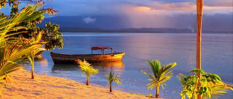 Playa privada, playa de arena blanca, camastros y sombrillas