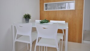 Apartemen, 2 kamar tidur | Makan di kamar