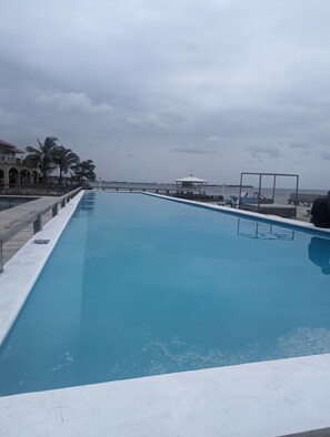 Outdoor pool, free pool cabanas, pool loungers