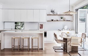 Réfrigérateur, four à micro-ondes, un four, surface de cuisson