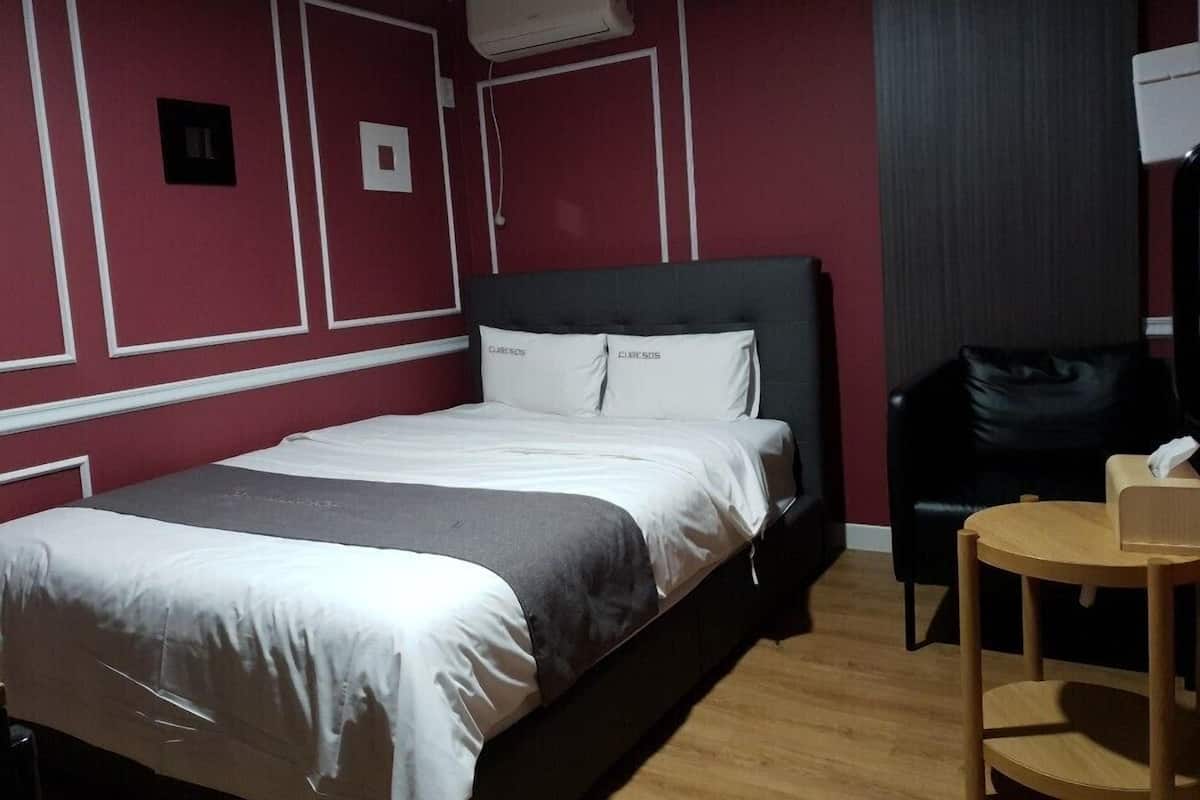 Habitación Premium | Decoración personalizada y espacio para trabajar con laptop