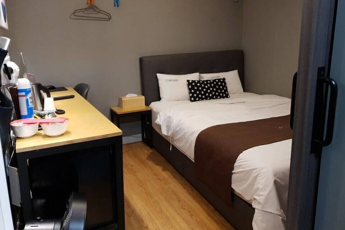 Habitación estándar | Decoración personalizada y espacio para trabajar con laptop