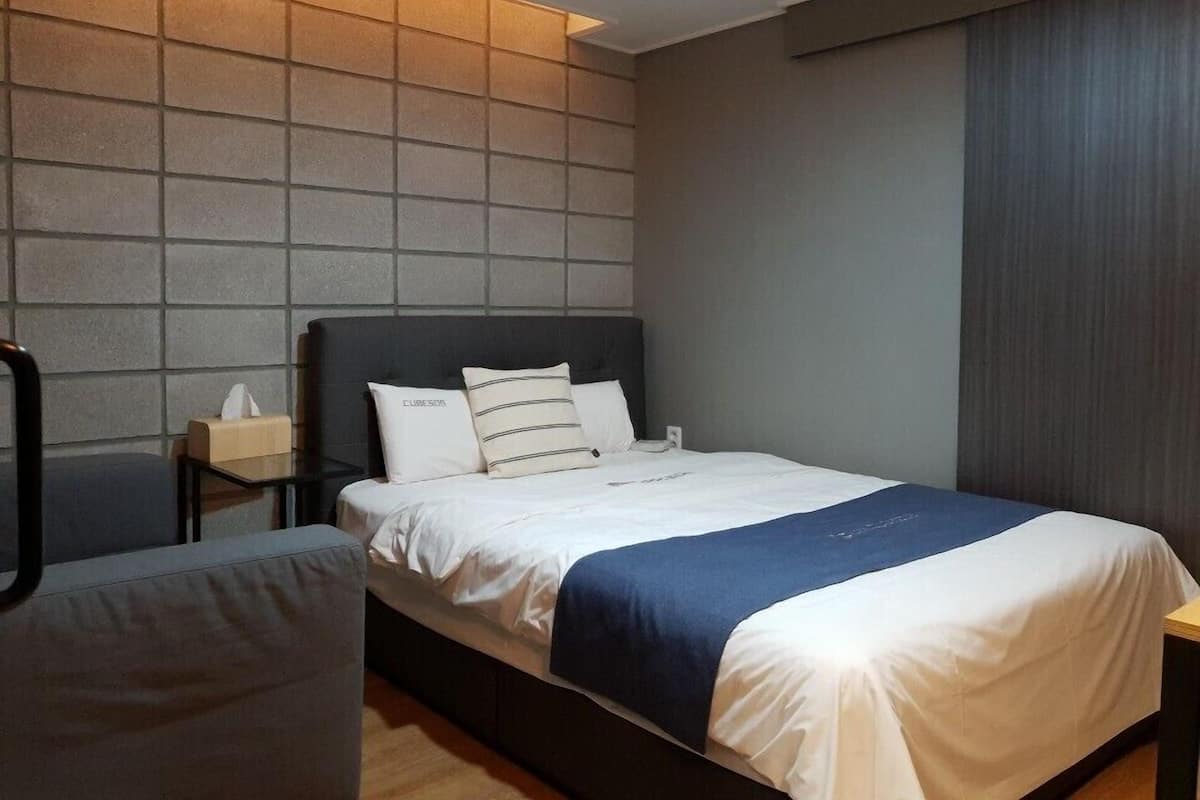 Habitación Deluxe | Decoración personalizada y espacio para trabajar con laptop