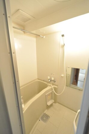 1 ベッドルーム アパートメント | バスルーム | シャワー付き浴槽、ヘアドライヤー、洗浄機付トイレ、タオル