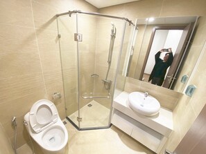 Shower, hair dryer, bidet, towels
