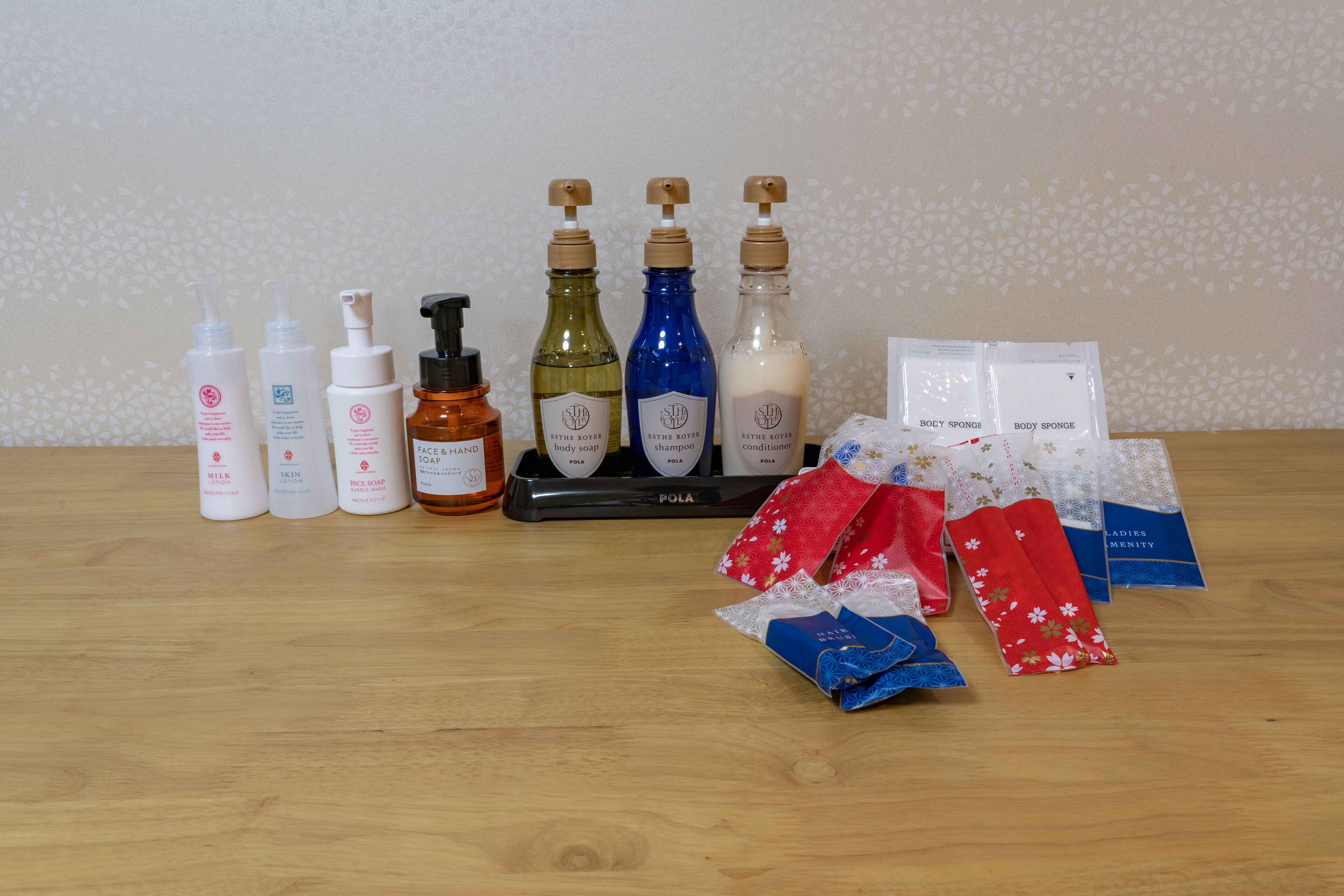 Une variété de produits d’hygiène personnelle, notamment des flacons et des sachets, disposés sur une surface en bois.