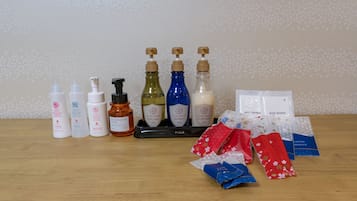 Une variété de produits d’hygiène personnelle, notamment des flacons et des sachets, disposés sur une surface en bois.