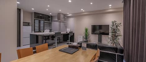 Suite de diseñador, para no fumadores | Caja de seguridad en la habitación, escritorio y cortinas blackout