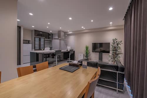 Design Suite, Non Smoking | In-room safe, desk, blackout drapes, soundproofing