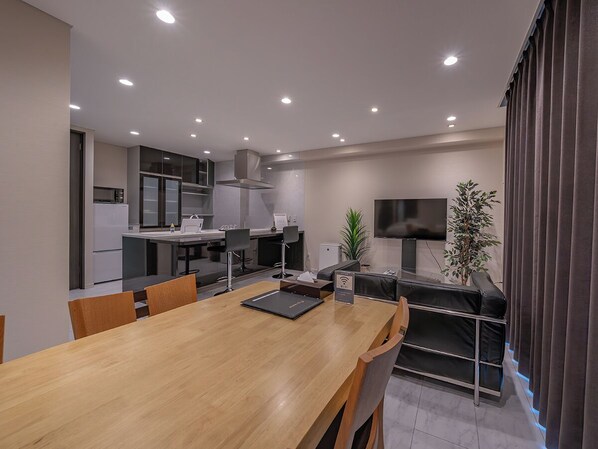 Suite de diseño, no fumadores | Caja fuerte, escritorio, cortinas opacas y sistema de insonorización