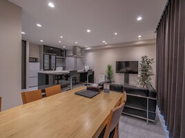 Design Suite, Non Smoking | In-room safe, desk, blackout drapes, soundproofing