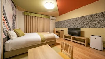 Una habitación de hotel con cama, televisión, escritorio y silla.