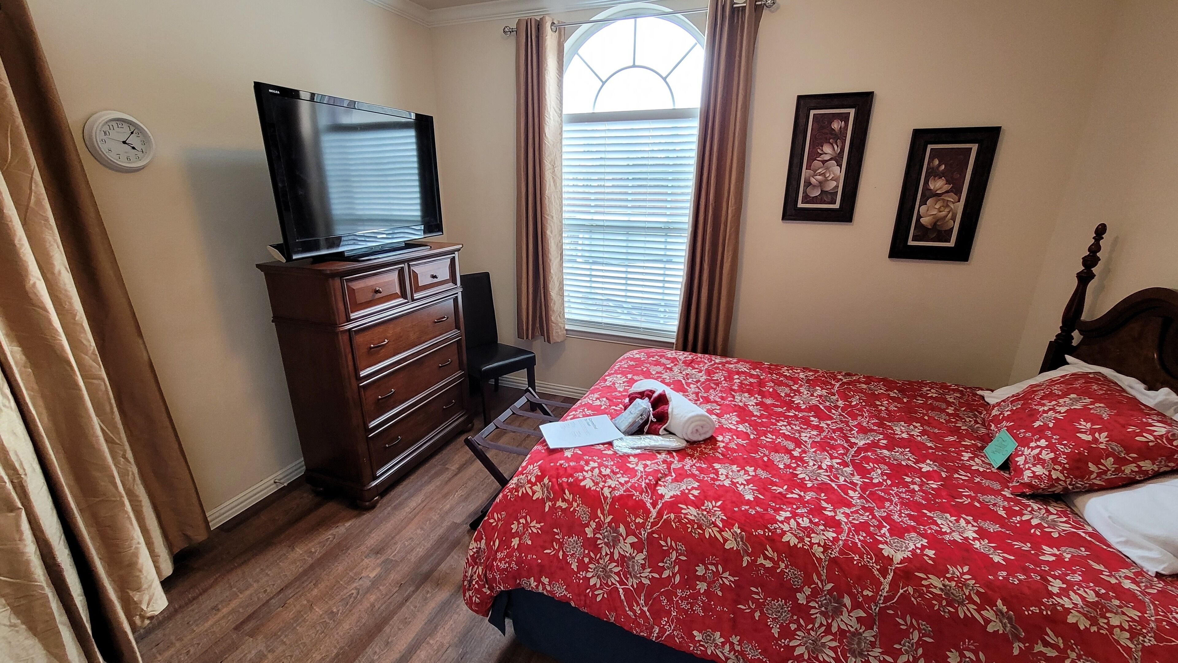 Peaceful room downstairs of house w/frig & private bathroom