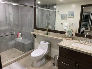 Shower, hair dryer, towels, soap - La jolla excellence  Ocean  front  condo in Rosarito Beach  (Rosarito)